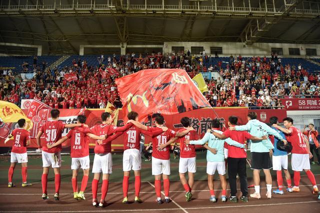 足球巴萨后防大将伤缺四周，主帅表情凝重（巴萨后防主力伤停四周，主帅神情凝重）