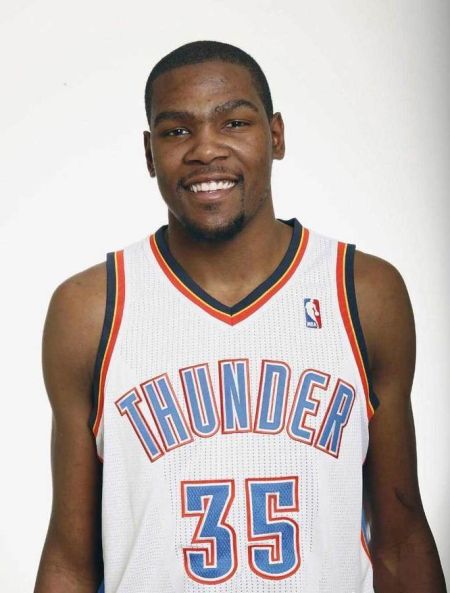 拜仁快速传球移动致对手防线瓦解（拜仁快速传切与穿插跑动令对手防线崩塌）