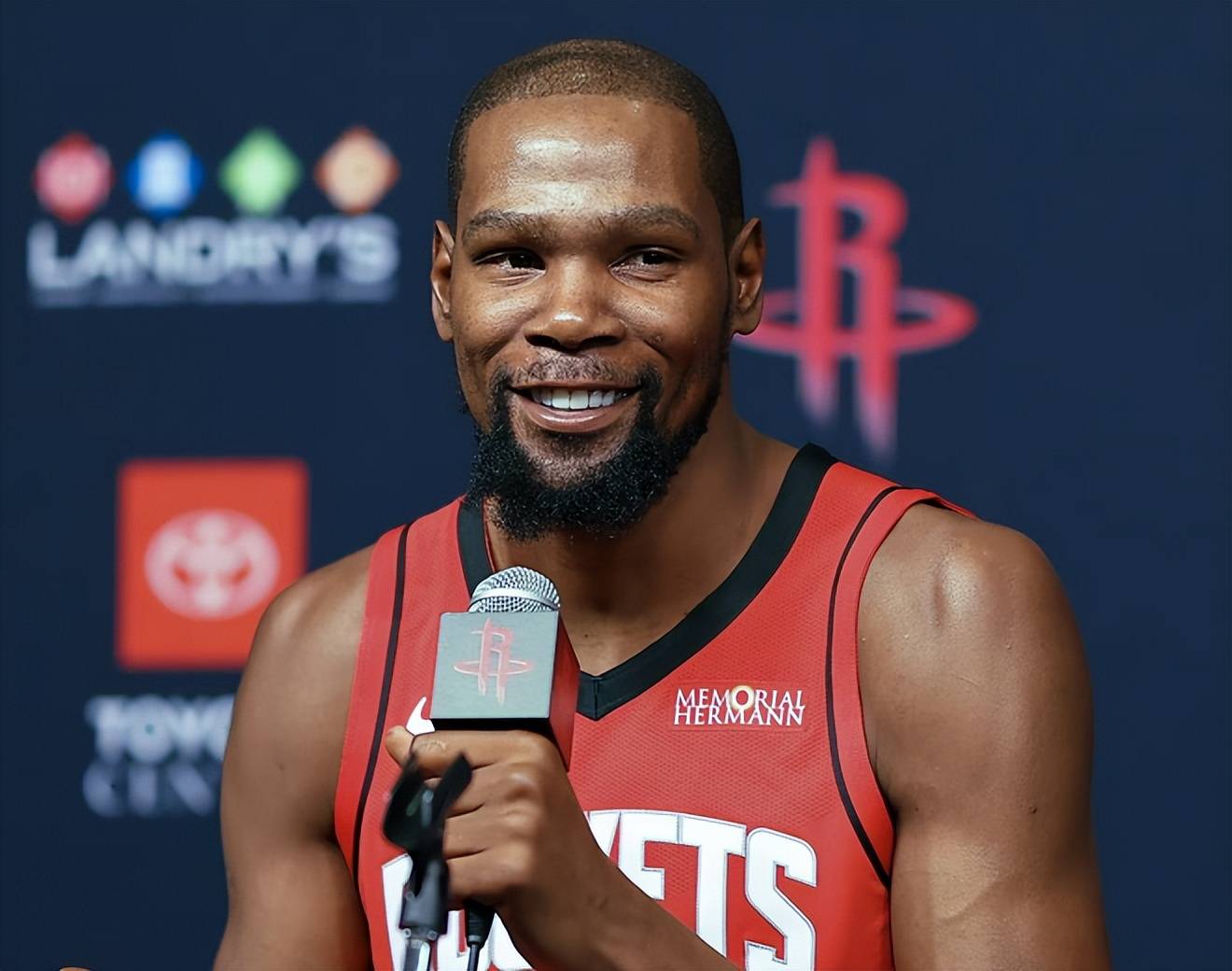 提出续约并再三挽留无果！官方：青岛海牛主帅李霄鹏离任（官方确认：续约与多次挽留未果，青岛海牛主帅李霄鹏离任）