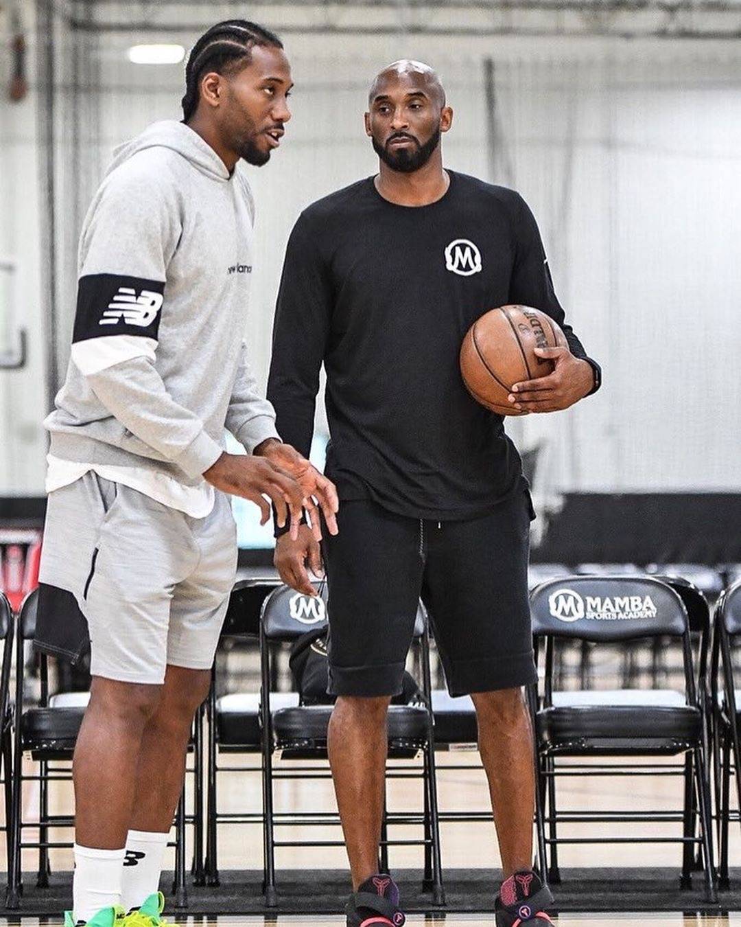 队友羡慕你留洋吗？王博豪：羡慕，我出去有房住（被问队友是否羡慕其留洋，王博豪：当然会，我出国有房可住）