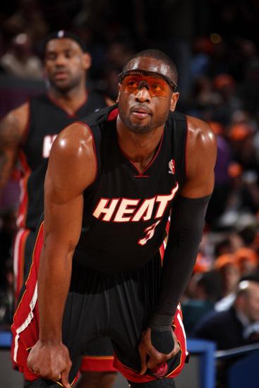 塞克斯顿弧顶三分命中，黄蜂领先开启攻势（塞克斯顿顶弧命中三分，黄蜂取得领先掀起攻势）