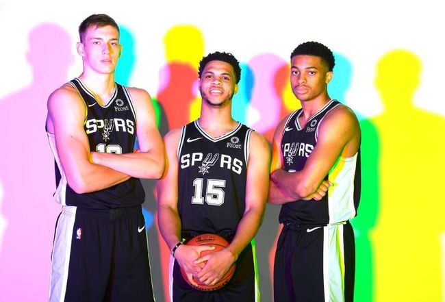 看着就疼！斯玛特与亚当斯相撞胳膊直接脱臼 表情痛苦跑回更衣室（令人揪心：斯玛特与亚当斯碰撞致手臂脱臼，痛苦退场直奔更衣室）