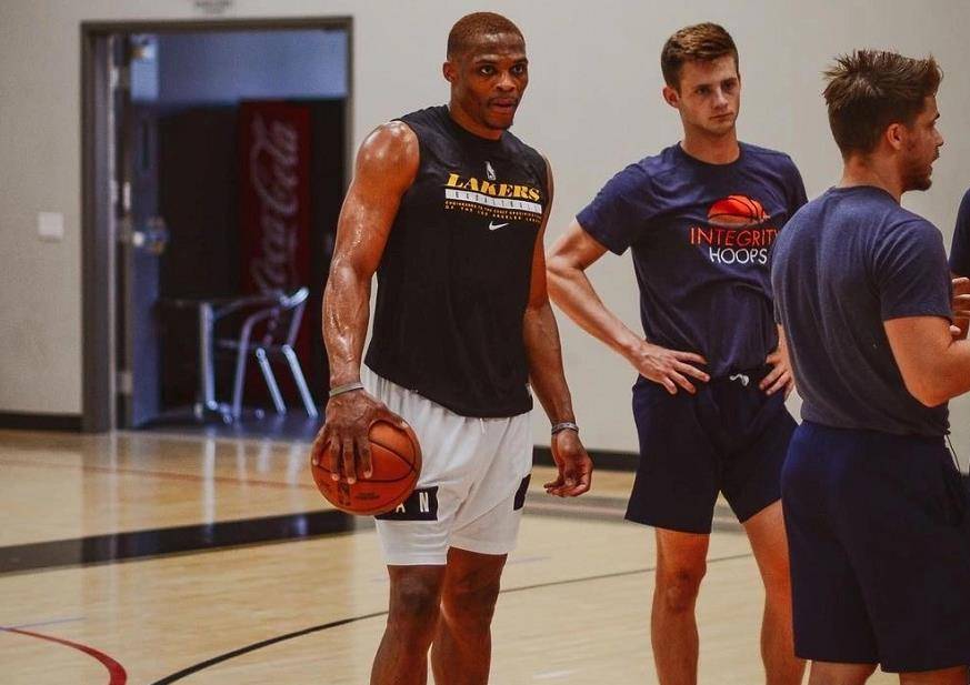 C罗打趣：詹姆斯是个好人，但我头发比他多！（C罗调侃詹姆斯：人品满分，发量我更胜一筹）